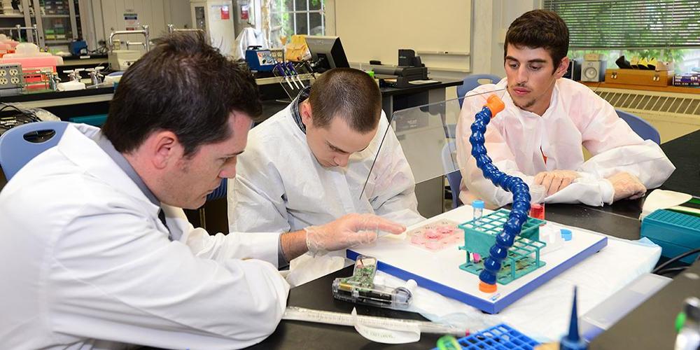 Teacher with 2 students in lab